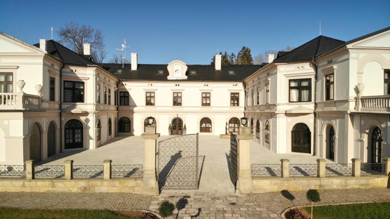 Zamek Wichterle - Hotel A Pivni Lazne Slavicin Exteriör bild