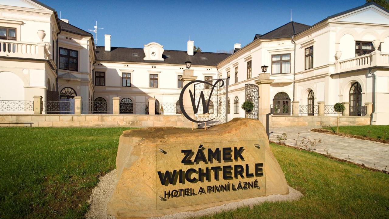 Zamek Wichterle - Hotel A Pivni Lazne Slavicin Exteriör bild